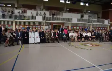 Zaproszeni goście siedzą na krzesłach