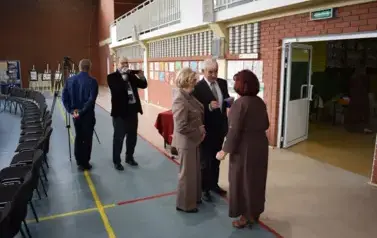 Zaproszeni goście rozmawiają przed uroczystością
