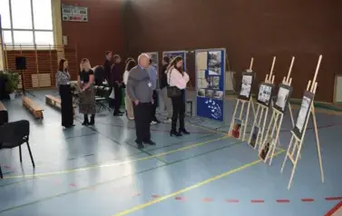 Zaproszeni goście oglądają dekoracje