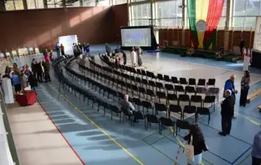 Widok z g&oacute;ry na scenę oraz rozmawiający ze sąobą gości