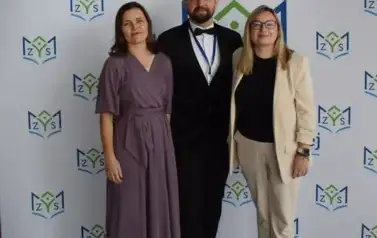 Uczestnicy jubileuszu zuśmiechem pozują do zdjęcia