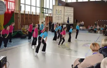 Uczennice tańczą podczas występu (2)