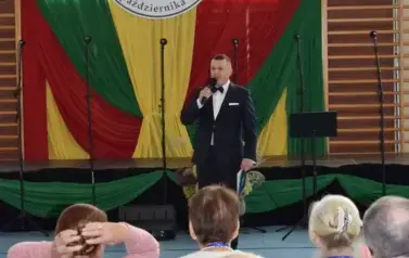 Dyrektor szkoły przemawia do zgromadzonych gości