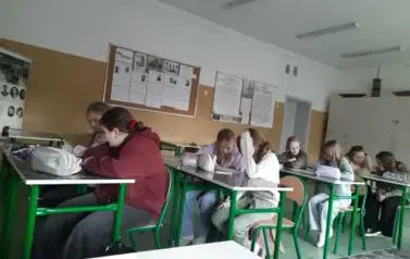 Dziewczynki z klasy czwartej pracują nad materiałami o kobietach uczestniczakach zrywu