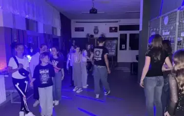 Uczniowie bawią się podczas dyskoteki