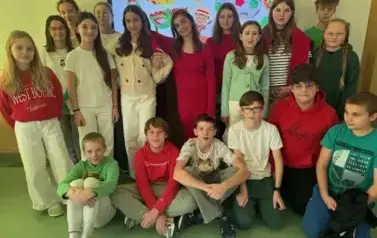 Uczniowie ubrani w barwy flagi włoskiej pozują doo zdjęcia