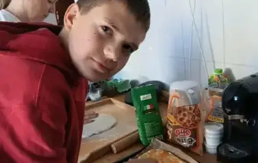 Uczeń przyprawią ciasto na pizzę