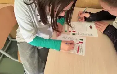 Uczennice rozwiązują quiz związany z dniem włoskim