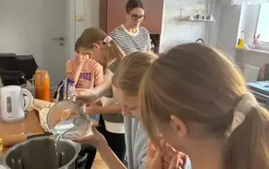 Uczniowie pieką pizzę