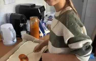 Uczennica przygotowuje pizzę
