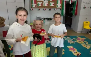 Grupa trzech uczni&oacute;w pozuje do zdjęcia