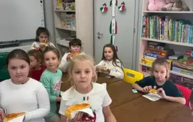 Dziewczynki z klasy pierwszej jedzą pizzę