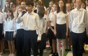 Uczeń śpiewa pieśń patriotyczną