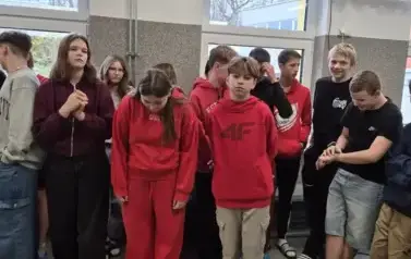 Uczniowie klasy si&oacute;dmej podczas apelu szkolnego