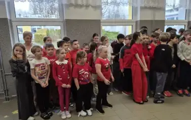 Uczniowie klasy trzeciej podczas apelu szkolnego