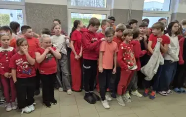Uczniowie klasy piątej podczas apelu szkolnego
