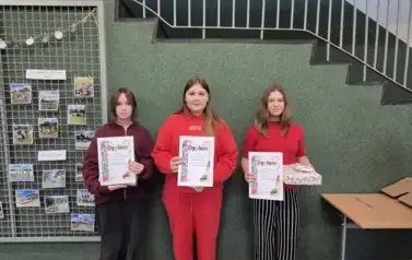 Uczennice z klas VI-VIII nagrodzone w konkursie literackim Kochaj mnie i słuchaj