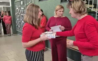Uczennica z klasy sz&oacute;stej odbiera nagrodę z konkursu literackiego