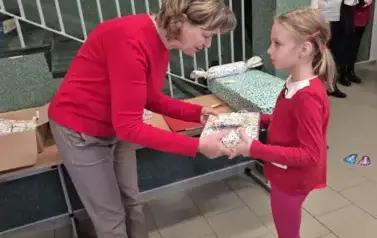 Uczennica klasy trzciej otrzymuje nagrodę w konkursie plastycznym