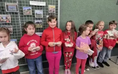 Uczniowie kl. I-III podczas wręczania nagr&oacute;d za udział w konkursie Dzieciństwo bez przemocy