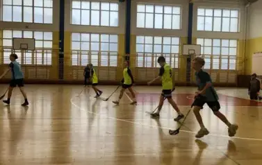 Uczniowie rozgrywają mecz w unihokeja