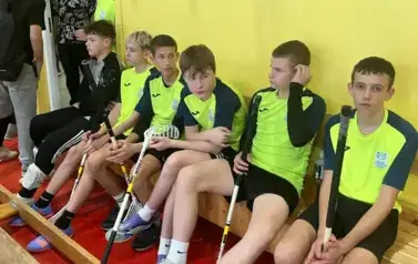 Drużyna unihokeja odpoczywa na ławce
