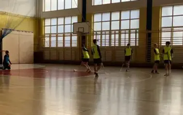 Chłopcy rozgrywają mecz w unihokeja