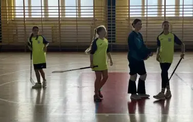 Grupa dziewcząt w srojach sportowcyh podczas meczu