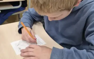 Uczeń klasy sz&oacute;stej rozwiązuje zadanie
