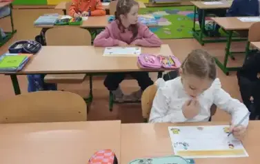 Uczniowie klasy trzeciej rozwiązują zadania matematyczne