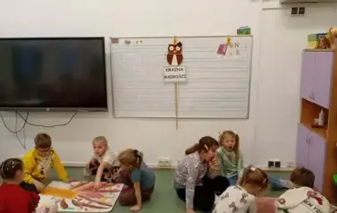 Grupy uczni&oacute;w z klasy pierwszej biorą udział w zabawie Drzewo