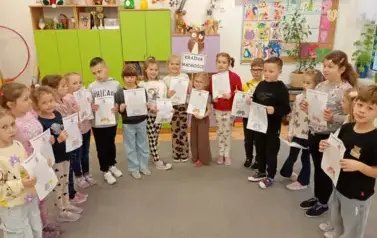 Dzieci z klasy pierwszej prezentuja matematyczne labirynty