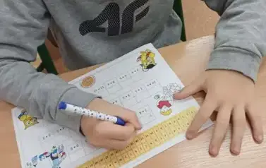 Chłopiec rozszyfrowuje zagadkę matematyczną