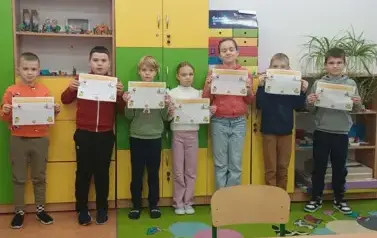 Uczniowie klasy trzeciej prezentują rozszyfrowane zadanie matematyczne