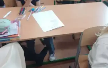 Dziewczynka rozwiązuje zadanie matematyczne