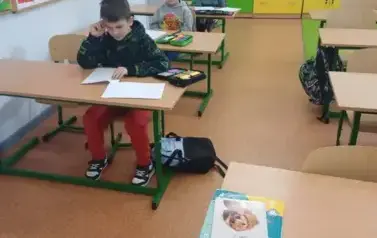 Chłopcy biora udział w konkursie ze znajomości tabliczki mnożenia