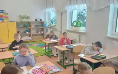 Uczniowie klasy trzeciej podczas konkursu matematycznego
