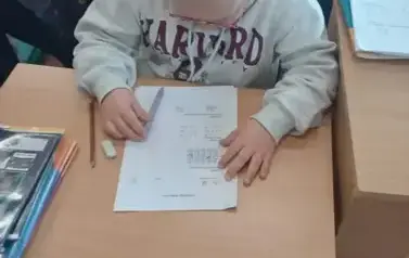 Dziewczynka rozwiązuje zadania matematyczne związane z tabliczką mnożenia