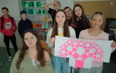 Uczennice kl.VII pokazuje Drzewo Pitagorasa