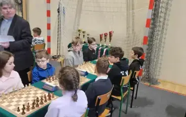 Sędzia tłumaczy zasady gry