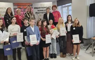 Wszyscy uczestnicy konkursu pozują do zdjęcia z dyplommi