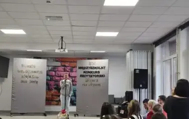 Uczestniczka konkursu recytuje wiersz