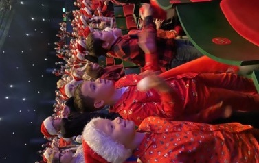 Dzieci w mikołajkowych strojach