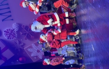 Dzieci odbierają prezenty od Mikołaja