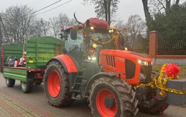 Traktor w bożonarodzeniowych ozdobach