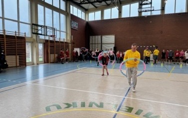 Uczestnicy Bitwy Mikołajkowej podczas konkurencji z hula-hop