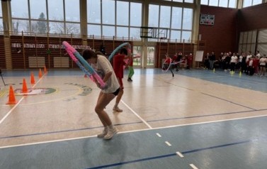 Drużyny podczas konkurencji skaczą z hula-hop