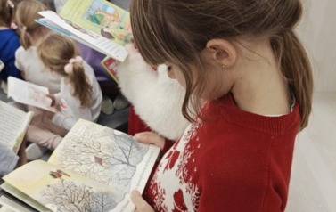 Dzieci czytają wypożyczone książki