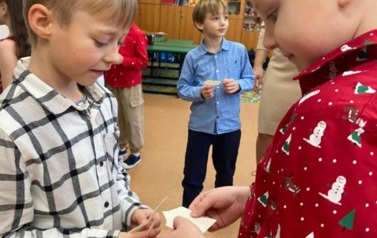 Chłopcy z klasy drugiej dzielą się opłatkiem