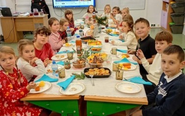 Pierwszoklasiści podczas wigilii